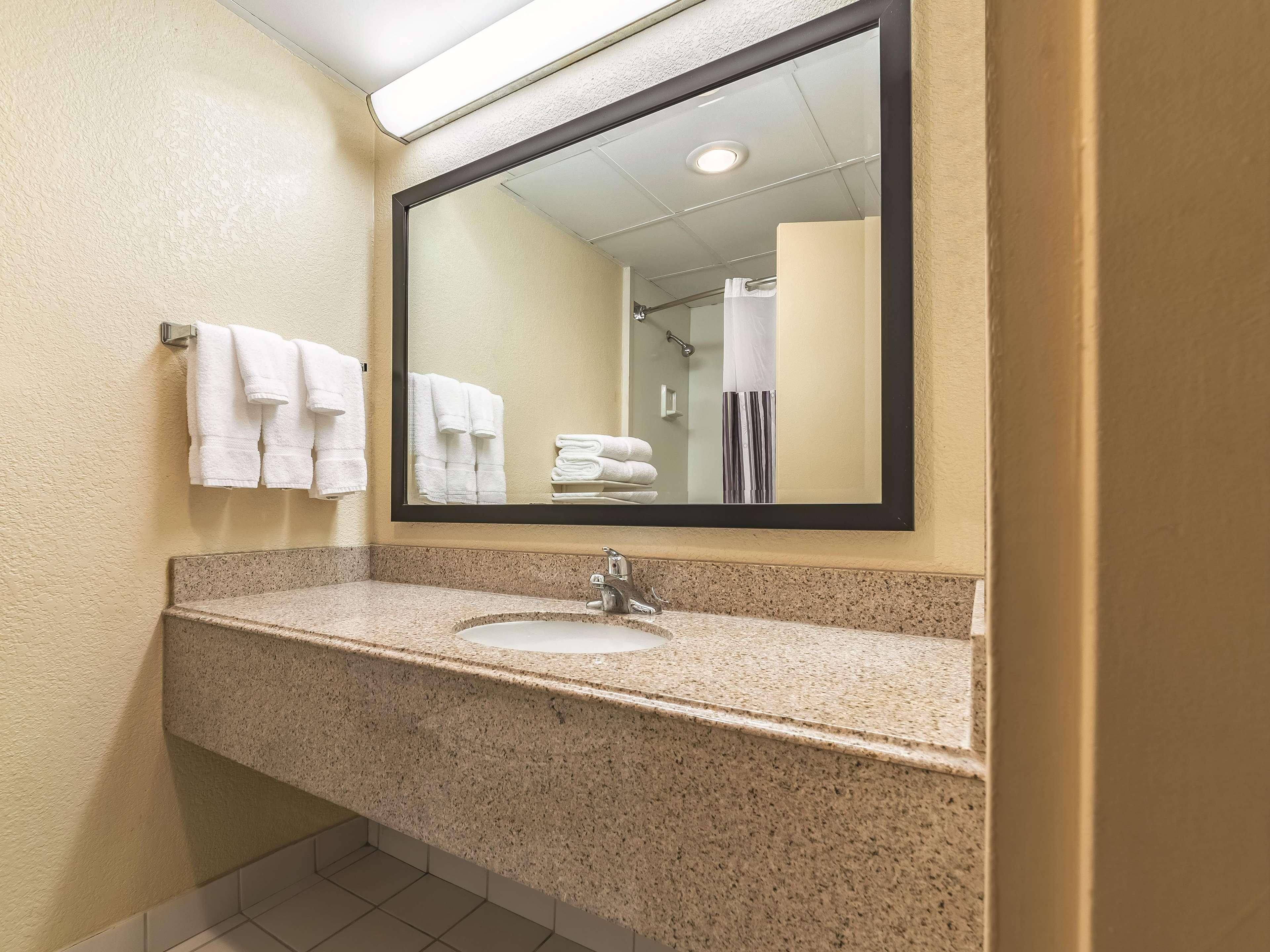 Ramada Inn By Wyndham Fairfield Nj מראה חיצוני תמונה